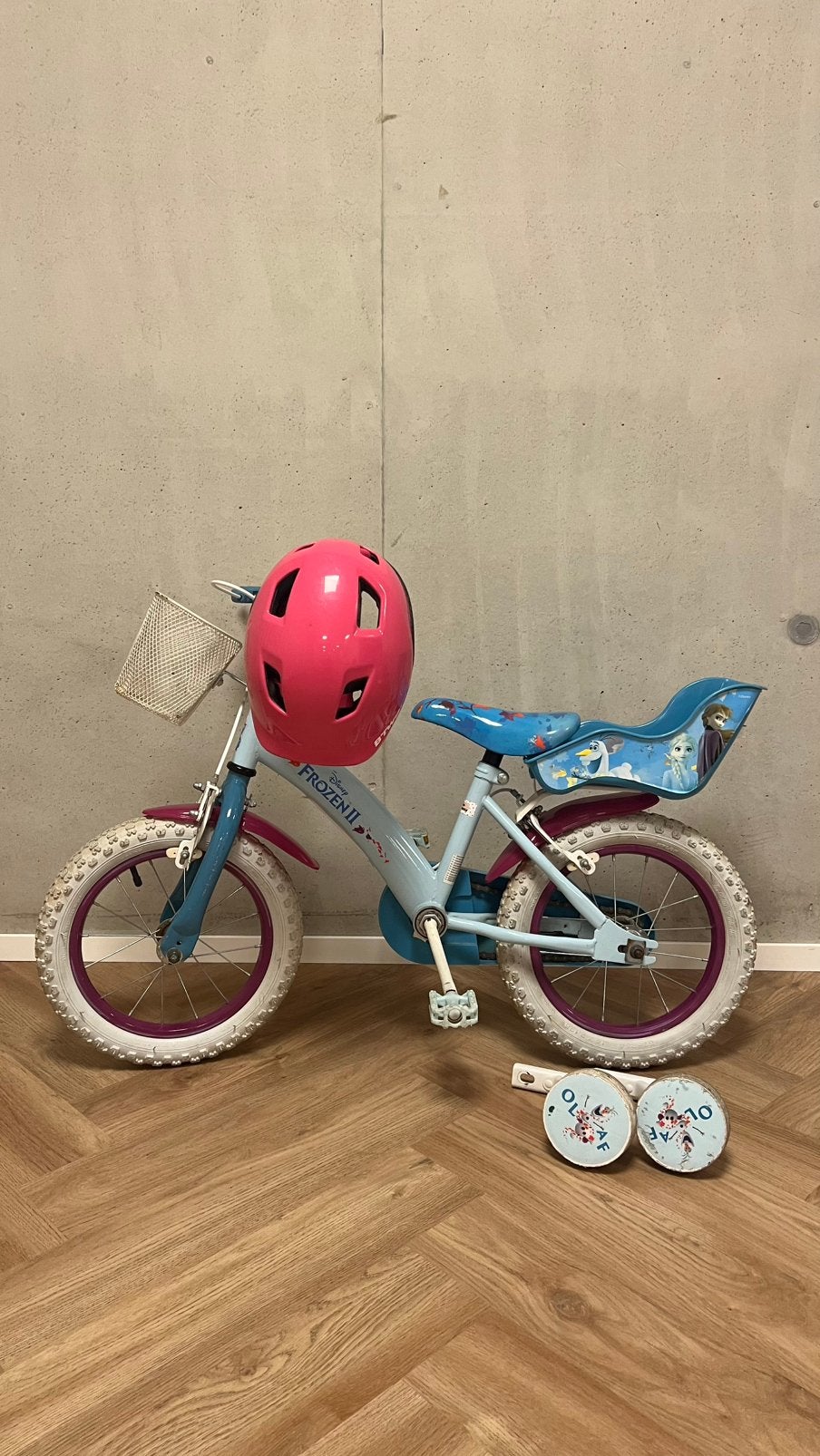 Meisjesfiets Frozen 14 inch incl. helm en zijwieltjes, Fietsen en Brommers, Ophalen, Gebruikt, Minder dan 16 inch, Zijwieltjes