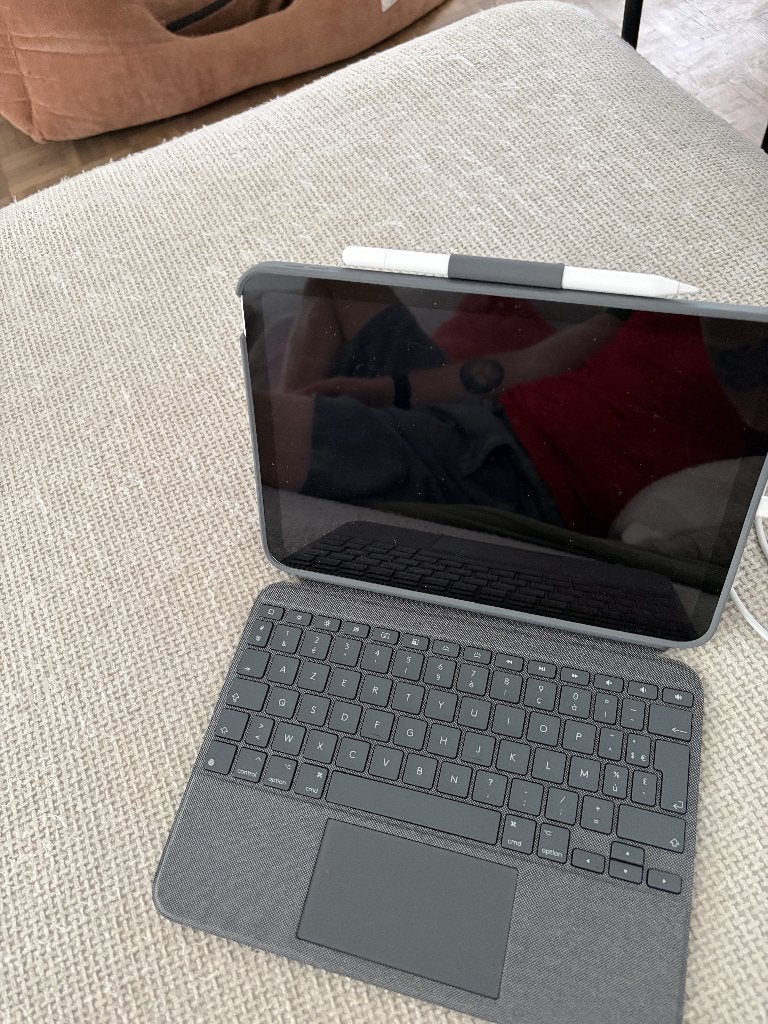 iPad 10 met Apple pencil usb C en logitech toetsenbord, Informatique & Logiciels, Apple iPad Tablettes, Apple iPad, 11 pouces
