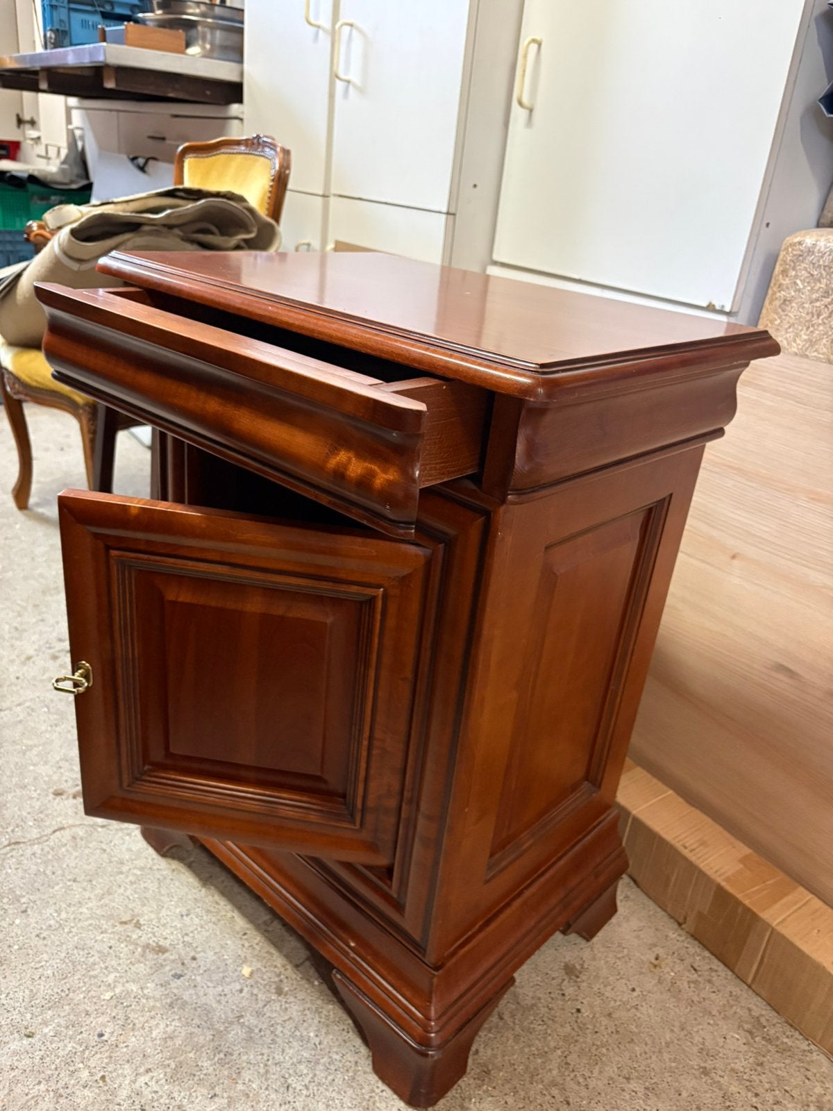 Armoire latérale, Enlèvement