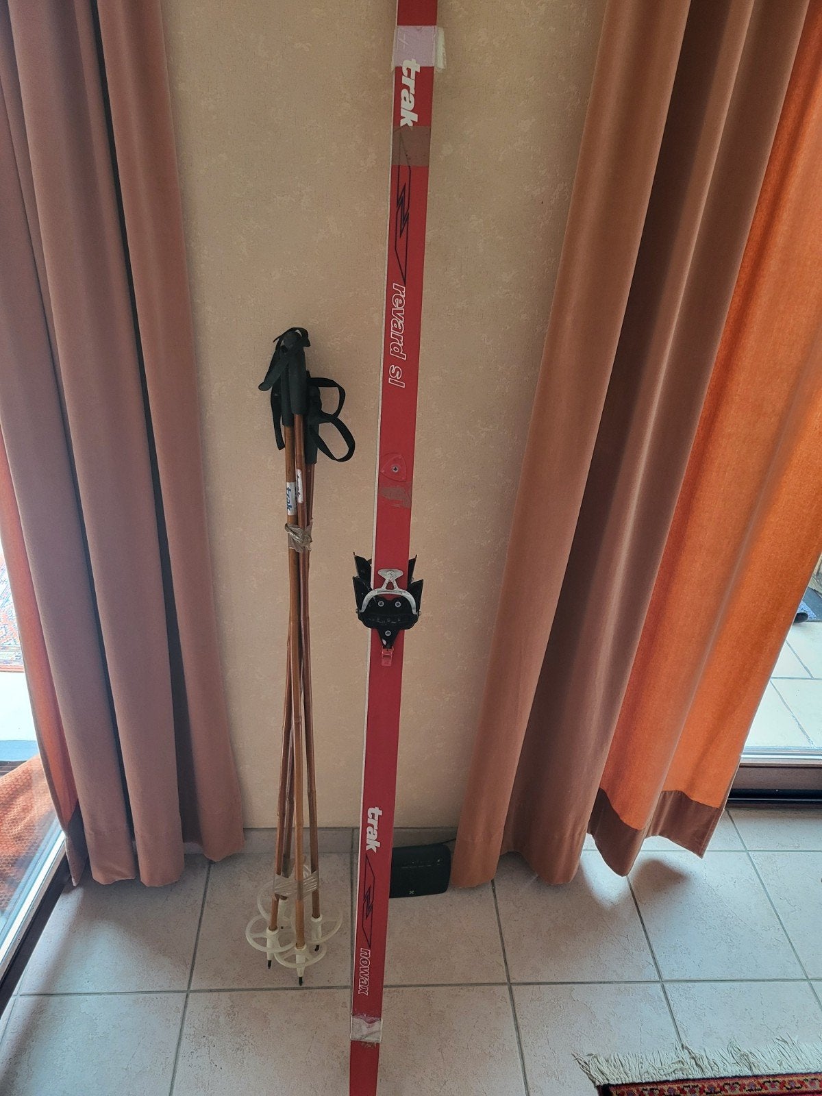 Vieux ski de fonds "pour decoration", Sports & Fitness, Ski