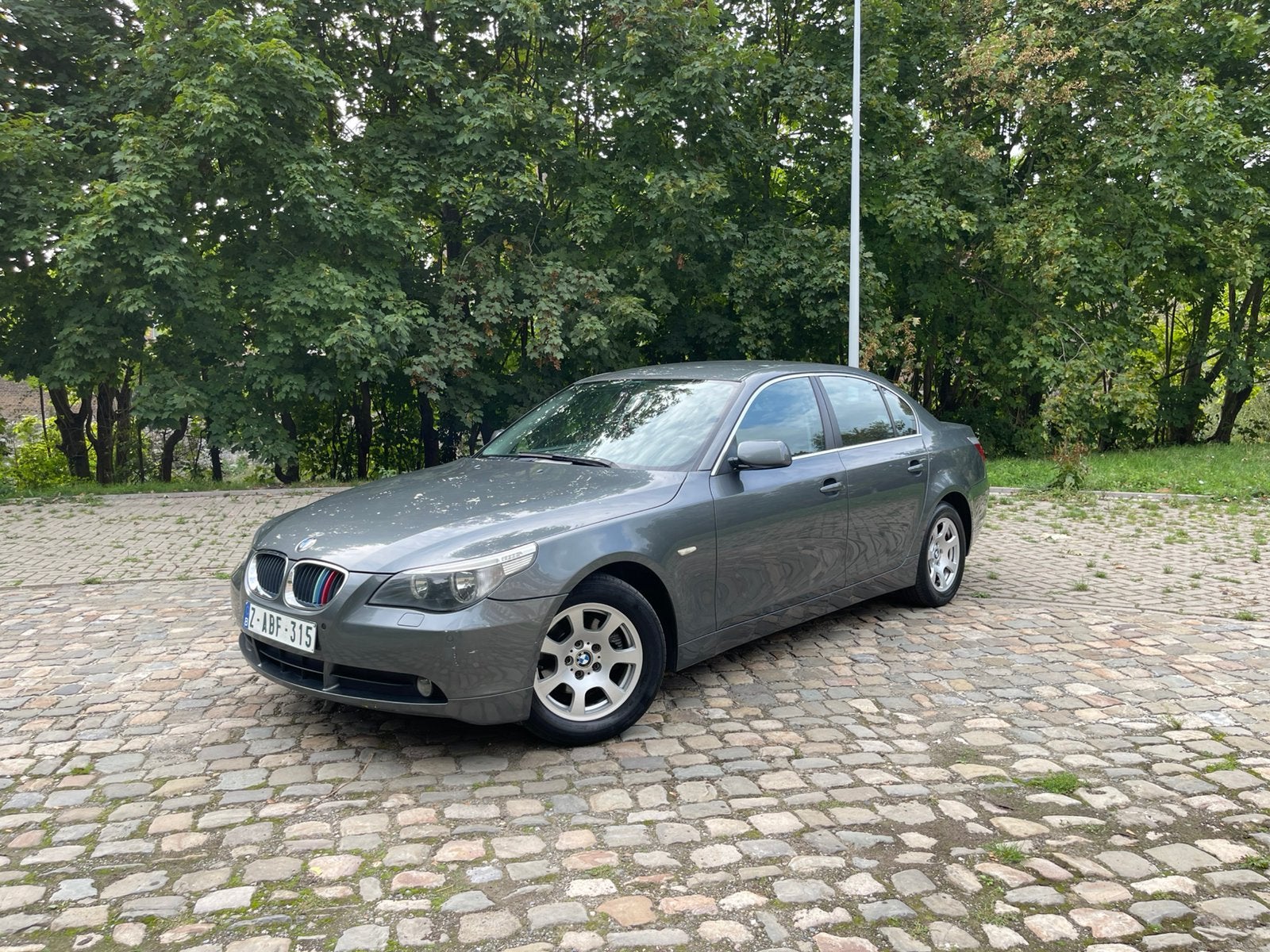 BMW 520i GARANTIE 2 ANS / MOTEUR 92 000KM, Autos, Argent ou Gris, 750 kg, Entreprise, Boîte manuelle
