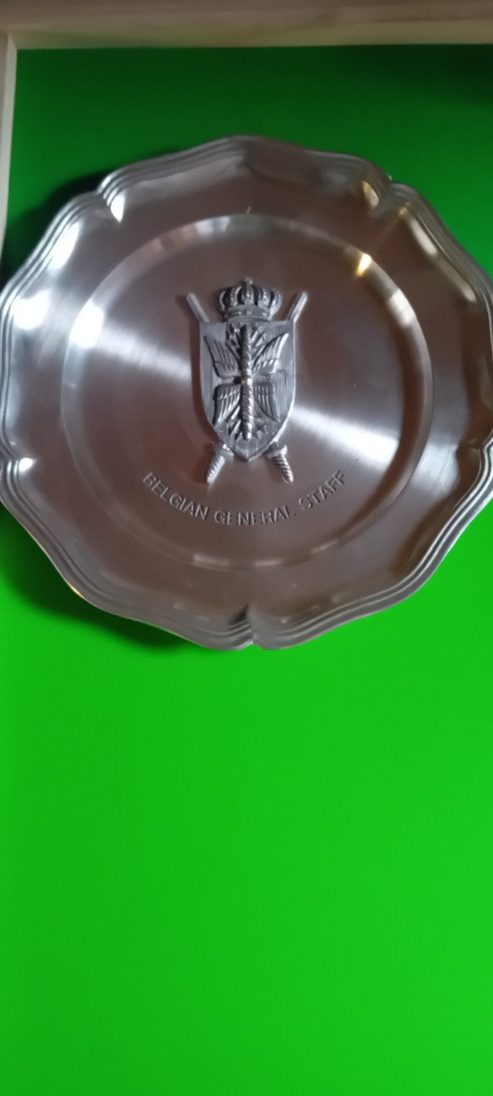 Bol en étain et plaque commémorative en beau relief, General, Enlèvement