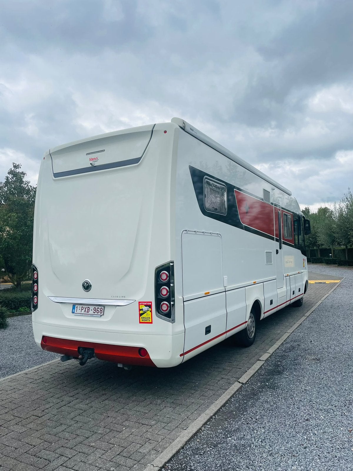 Niesmann-Bischoff Flair 880, Caravans en Kamperen, Niesmann+Bischoff, Verwarmde buitenspiegels, 7 tot 12 maanden geleden, Diesel