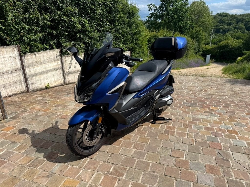 Honda Forza 350, très bon état, 2.875 km, full carnet, Scooter, Particulier, Traction Control, 350 cc