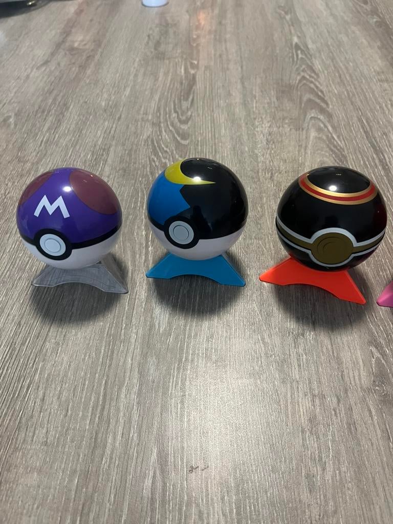 Pokemon ballen met staander, Ophalen, Zo goed als nieuw