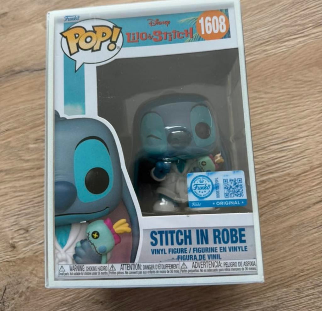 Funko Pop Stitch in Robe 1608 met protector, Collections, Jouets miniatures, Comme neuf, Enlèvement ou Envoi