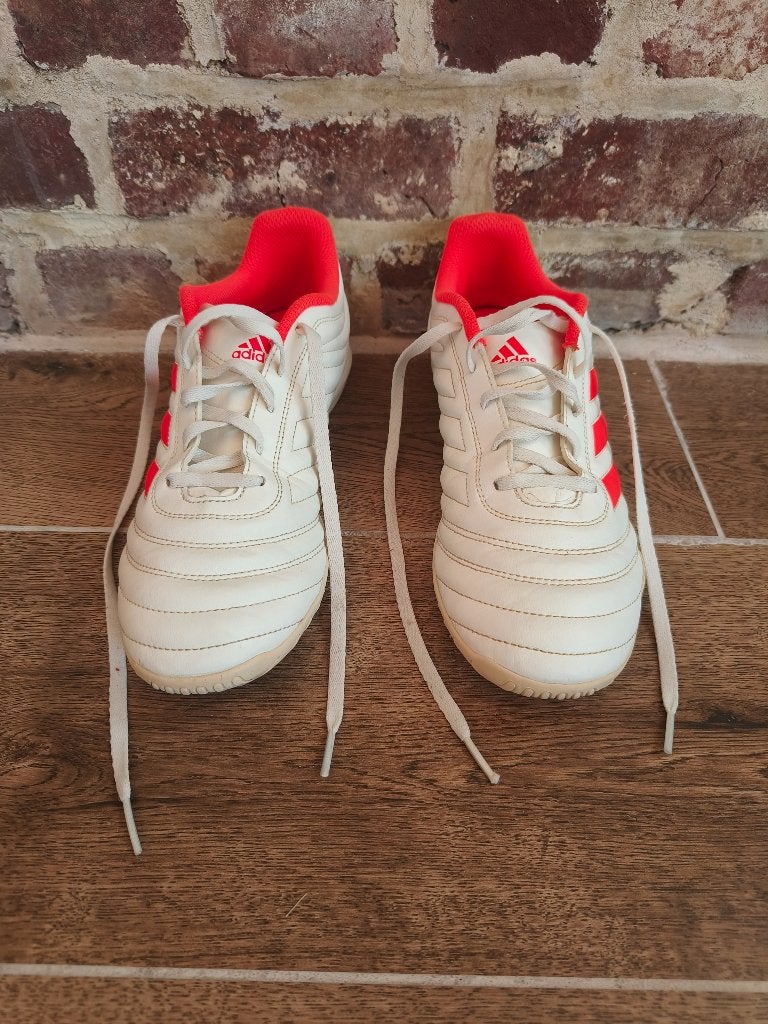 Chaussures Adidas blanches (Football) - Taille 43 1/3, Comme neuf, Enlèvement, Adidas, Chaussures de sport