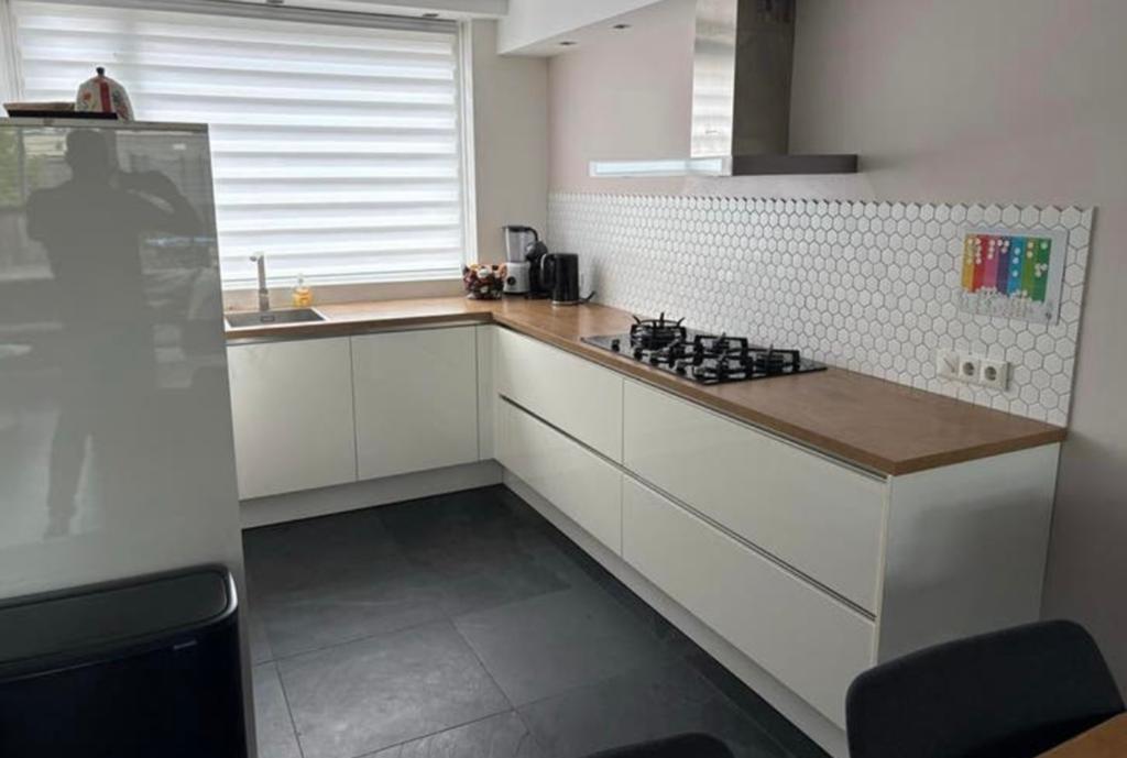 ✨ HOOGGLANS KEUKEN MET KASTENWAND✨, Huis en Inrichting, Keuken | Complete keukens, Wit, Hoekkeuken, Ophalen of Verzenden, Zo goed als nieuw