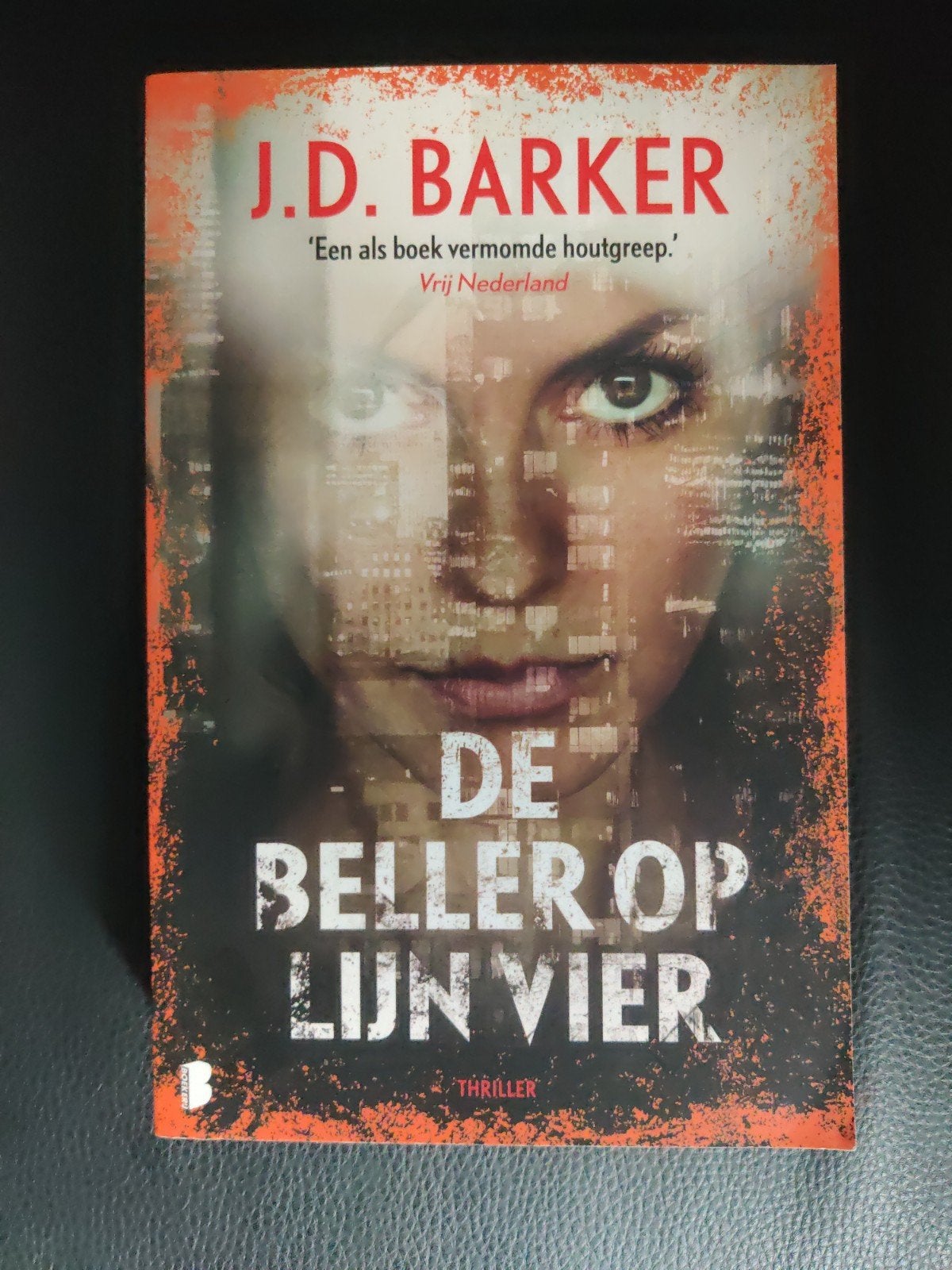 J.D. Barker - De beller op lijn vier, Boeken, Ophalen of Verzenden, J.D. Barker