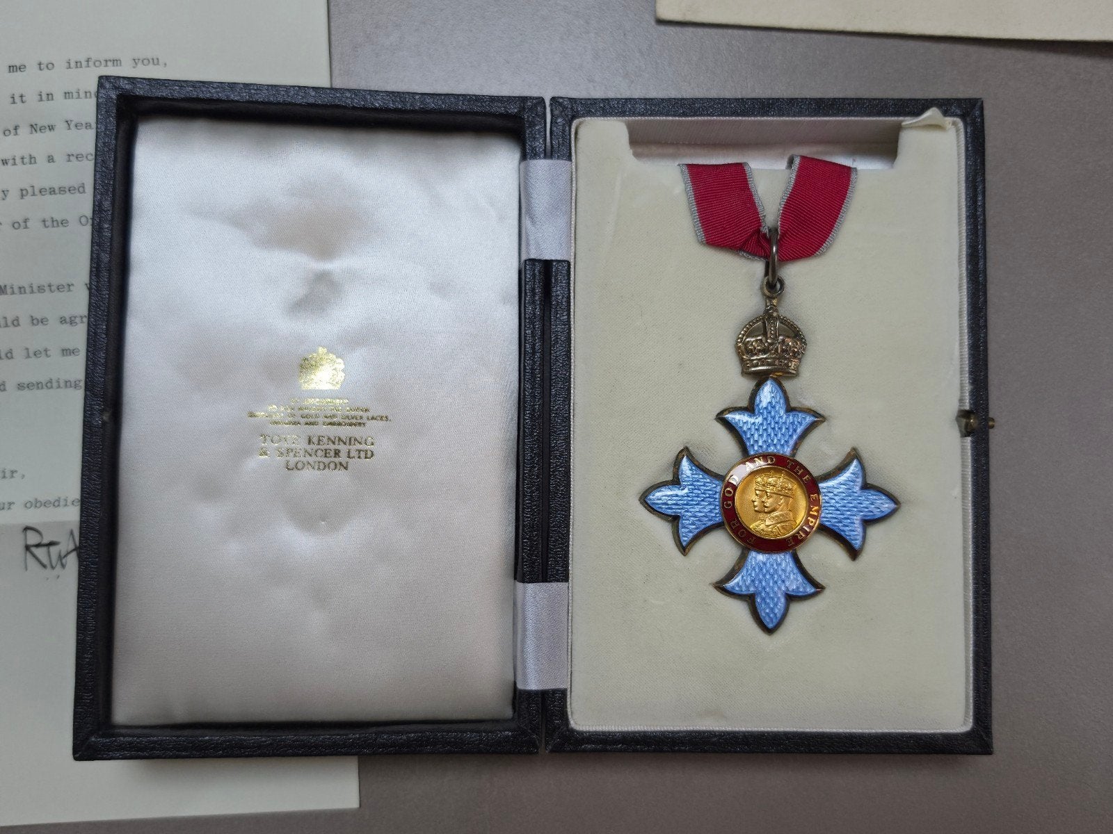 medaille Commander British Empire CBE  in met brief en foto', Verzamelen, Militaria | Algemeen, Ophalen of Verzenden