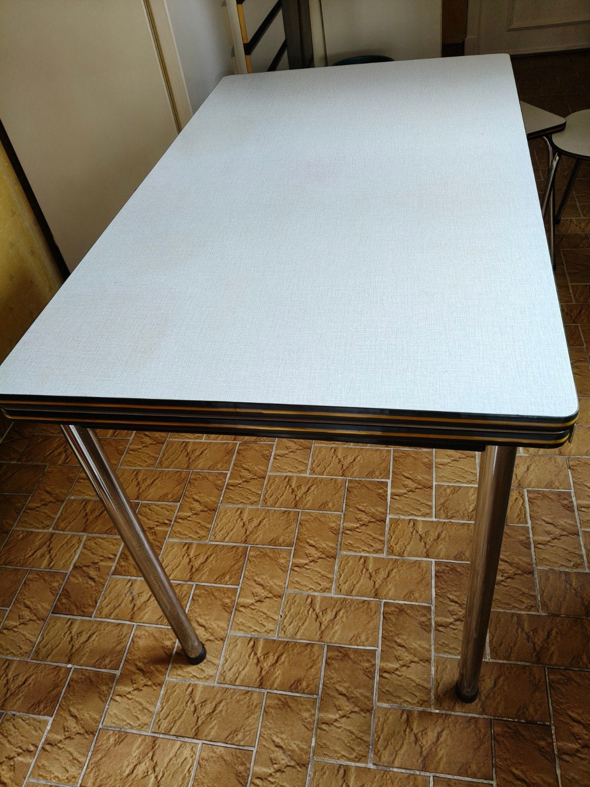 Formica tafel+ 3 stoelen en 2 tabourets, Antiek en Kunst, Ophalen