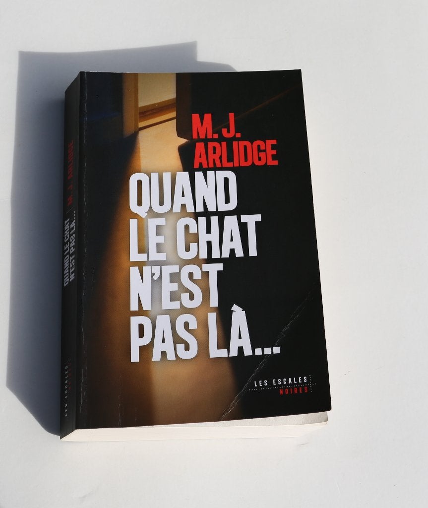 Thriller : M.J. Arlidge "Quand le chat n'est pas là ...", Enlèvement ou Envoi, Comme neuf, M.J. Arlidge