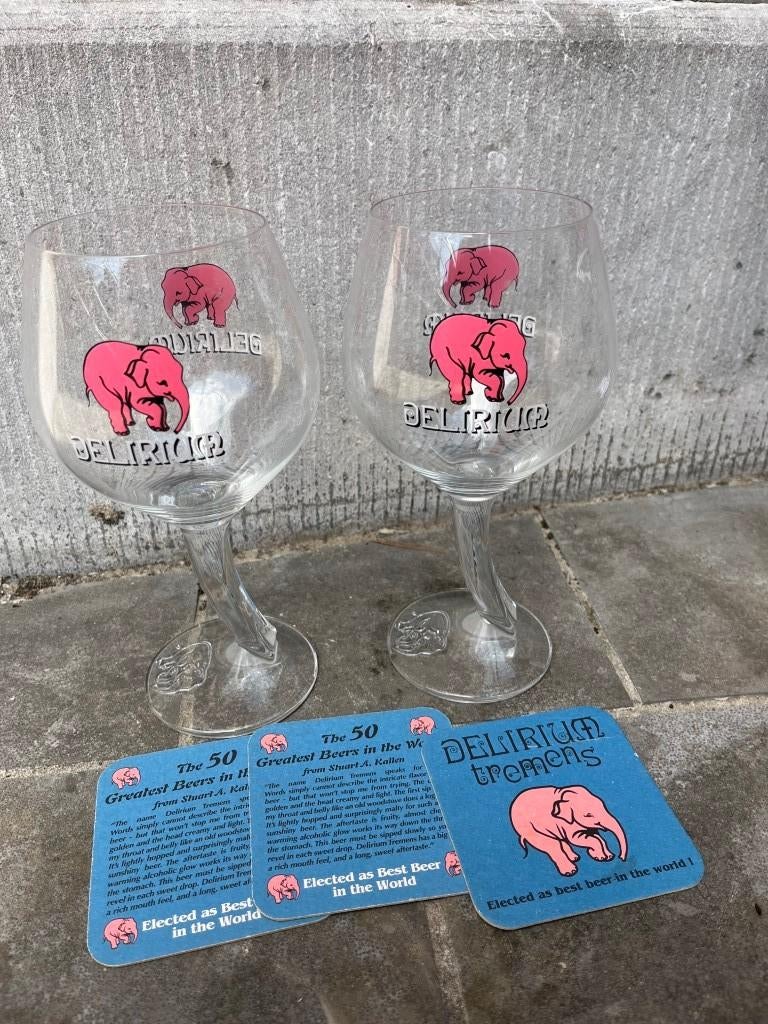 2 glazen en bierviltjes Delirium, Ophalen of Verzenden