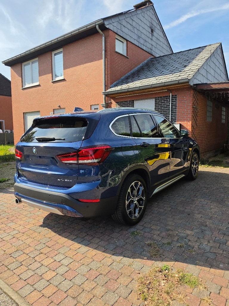 BMW X1 xDrive25e PHEV xLine | Pano | HUD | ACC | H/K Sound, Auto's, Dealer onderhouden, Blauw, Lichtsensor, 3 cilinders