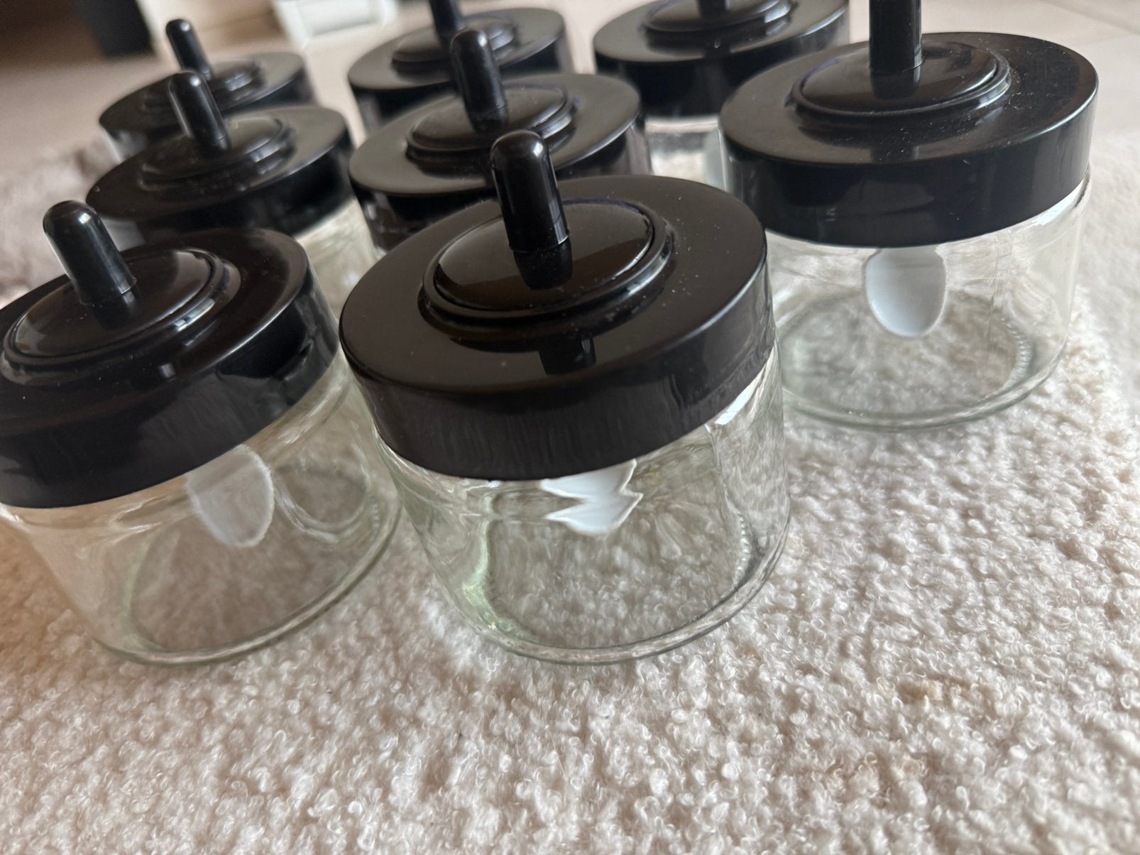 8 glazen kruidenpotjes met zwarte deksel en lepel, Ophalen of Verzenden, Zo goed als nieuw, Glas