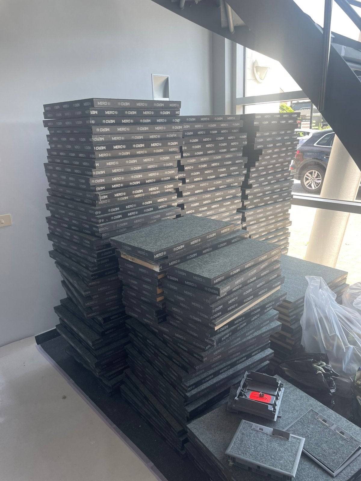 Mero kantoortegels 60x60 210styks, tegelvloer al verwijderd, Ophalen, Zo goed als nieuw