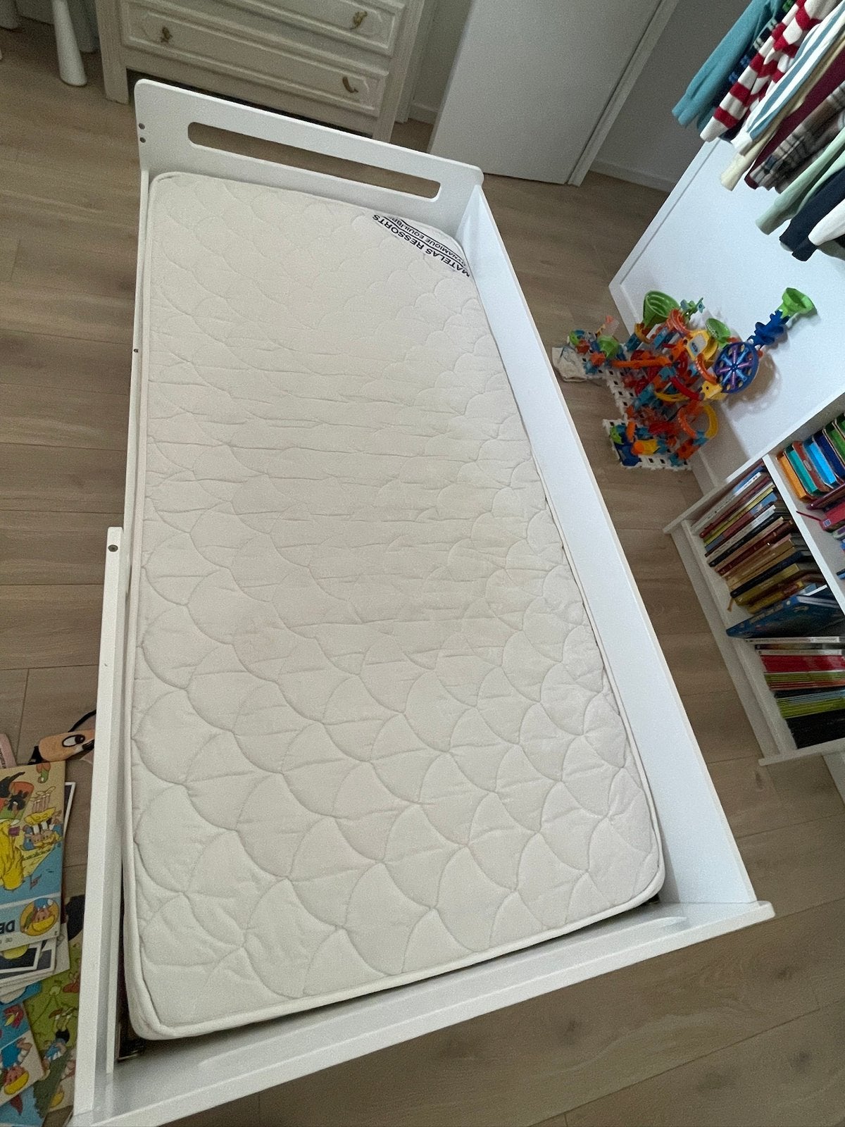 1 persoons kinderbed + lattenbodem + matras, Ophalen, 85 tot 100 cm, Zo goed als nieuw, Lattenbodem