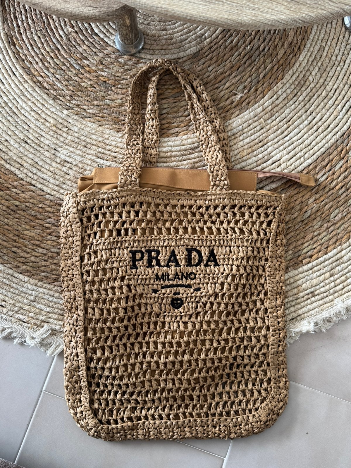 Prada Raffia Tote Bag, Handtassen en Accessoires, Tassen | Damestassen, Ophalen of Verzenden, Nieuw