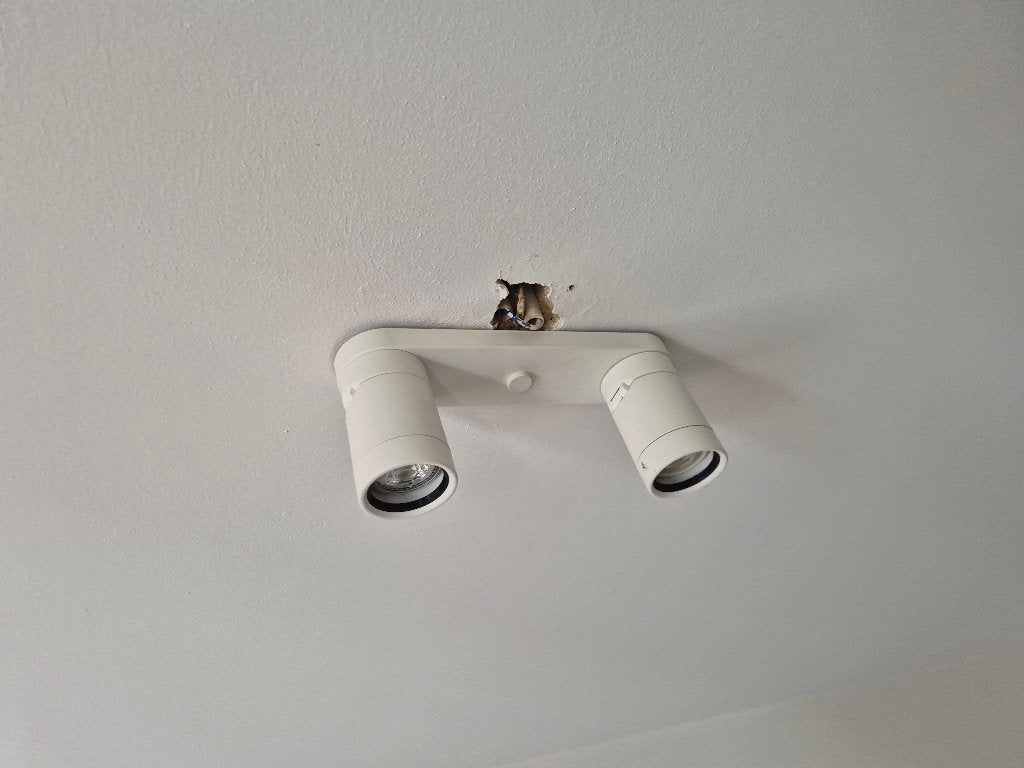 Lampe murale double IKEA NYMÅNE (blanche), Enlèvement, Comme neuf, Synthétique, Witte strakke lamp voor spots. Goedd voor plafond of muur