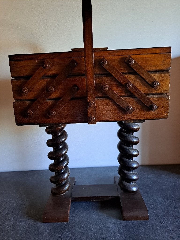 Naaibox C&B retro op voet, Ophalen