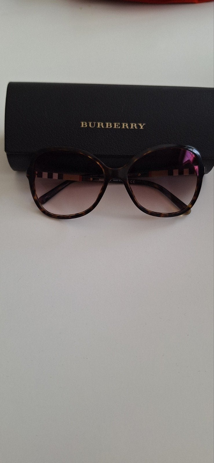 lunettes de soleil Burberry, Enlèvement