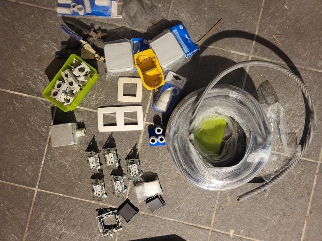 Allerlei elektrisch materiaal, Doe-het-zelf en Bouw, Elektriciteit en Kabels, Ophalen, Zo goed als nieuw