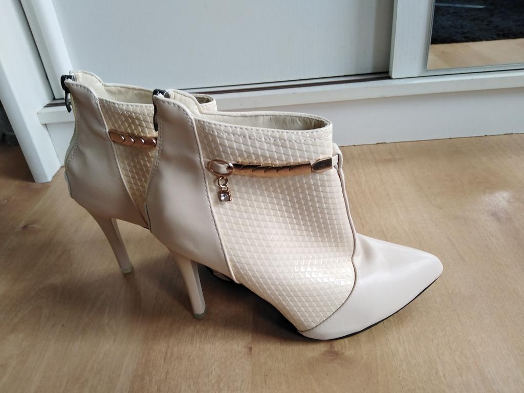 Beige enkellaarzen, Enlèvement ou Envoi, Beige, Comme neuf, Boots et Botinnes