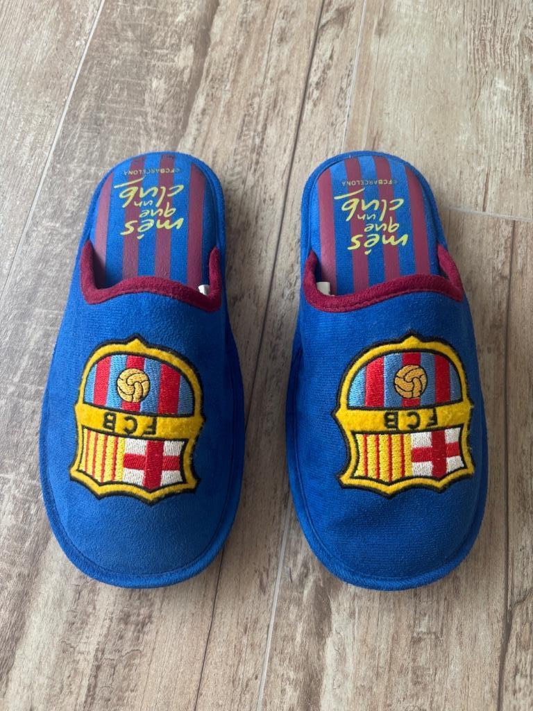 Paire de chaussons FC Barcelona - pointure 39, Kleding | Heren, Schoenen, Slippers, Blauw, Ophalen of Verzenden, Zo goed als nieuw