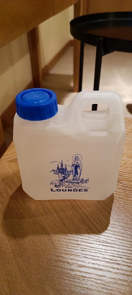 Bidon met water uit Lourdes, Ophalen