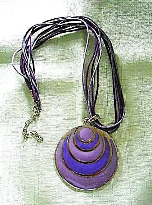 Collier fantaisie....pendentif sur lacets, Bijoux, Sacs & Beauté, Colliers, Enlèvement ou Envoi, Neuf, Violet
