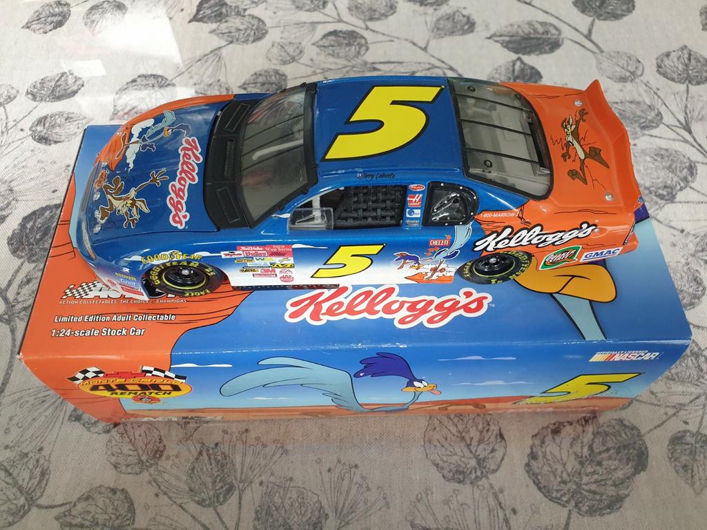 NASCAR 1/24 Chevrolet T. Labonte 2002 Kellogg's Looney Tunes, Ophalen of Verzenden, Zo goed als nieuw, Auto, Overige merken
