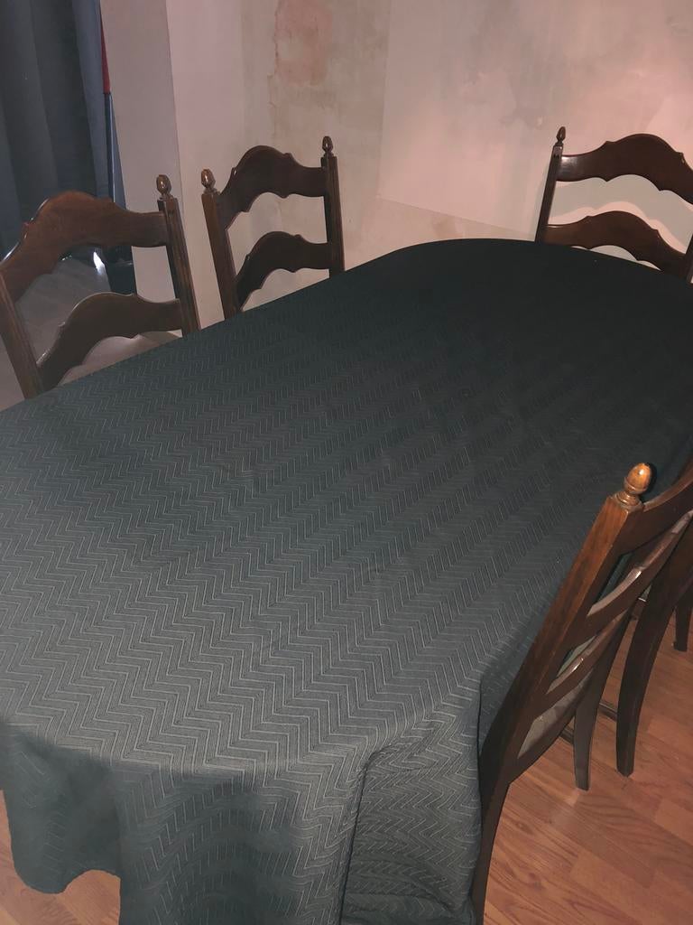 Table plus 6 sieges.Bois massif très bon état. Extensible., Enlèvement, Utilisé