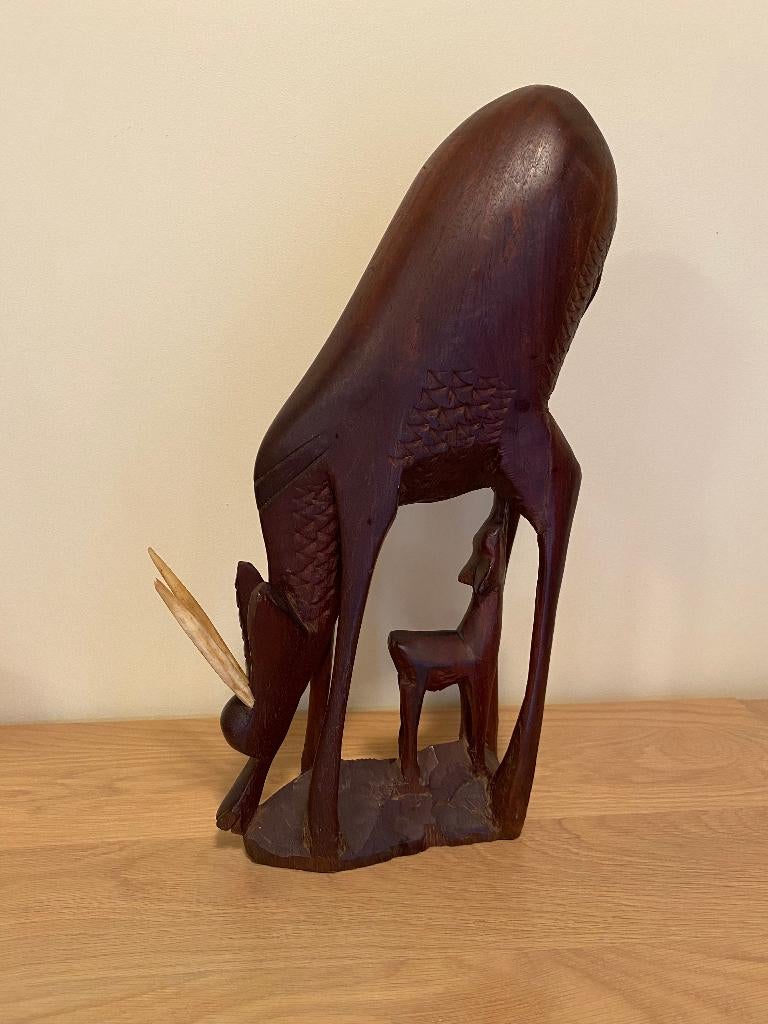Houten sculptuur van een antilope die zijn jongen verzorgt, Ophalen of Verzenden