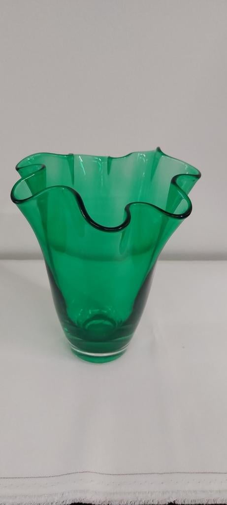 Vintage groene glazen 'zakdoek' vaas, Huis en Inrichting, Ophalen of Verzenden, Zo goed als nieuw