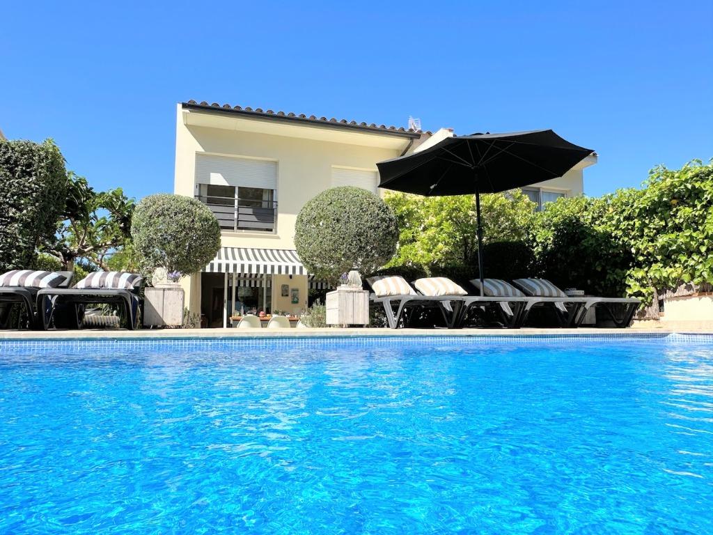 Mooie Villa met privézwembad 8P Costa Brava, Vakantie, 8 personen, 4 of meer slaapkamers, Bemiddelingsbureau, Dorp