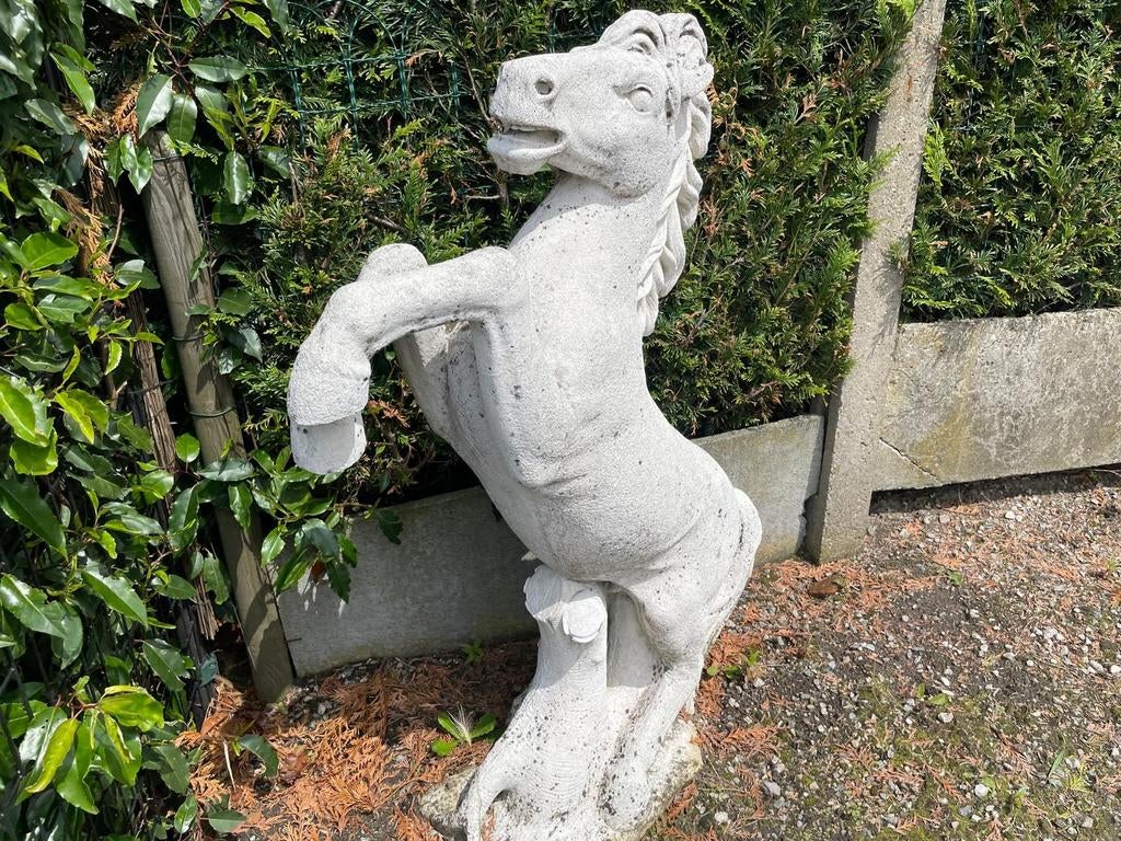 Stijgerend Ferrari paard in Witsteen 125cm, Tuin en Terras, Tuinbeelden, Ophalen of Verzenden, Gebruikt, Steen, Dierenbeeld