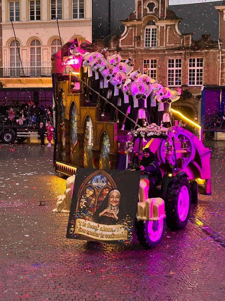 Carnavalswagen te koop, Enlèvement