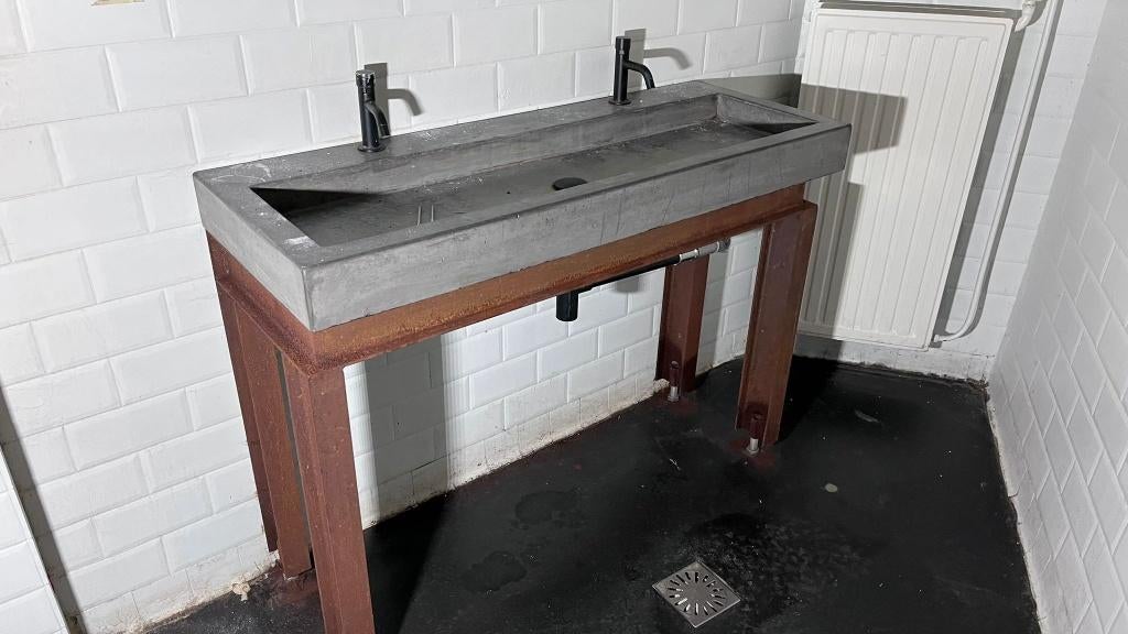 Dubbele wastafel van hardsteen, Enlèvement, Lavabo