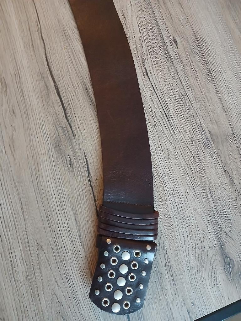 Brede donkerbruine riem, Enlèvement