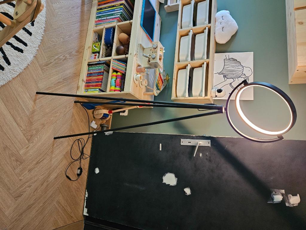 Lampadaire minimaliste à trépied Halo, Comme neuf, Métal, Moderne, 150 à 200 cm