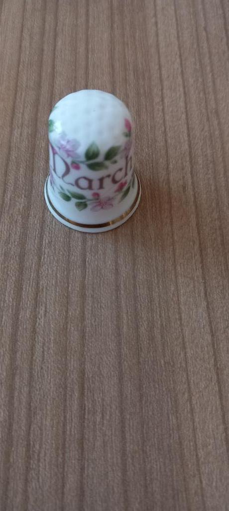Vingerhoedje van de maand Maart. Nieuw., Ophalen of Verzenden, Nieuw, Porselein
