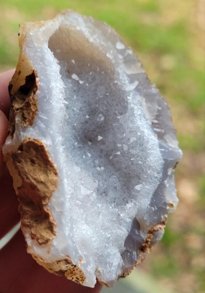 Blauwe Chalcedoon kwarts geode uit Brazilië (2), Verzamelen, Mineralen en Fossielen, Ophalen of Verzenden, Mineraal