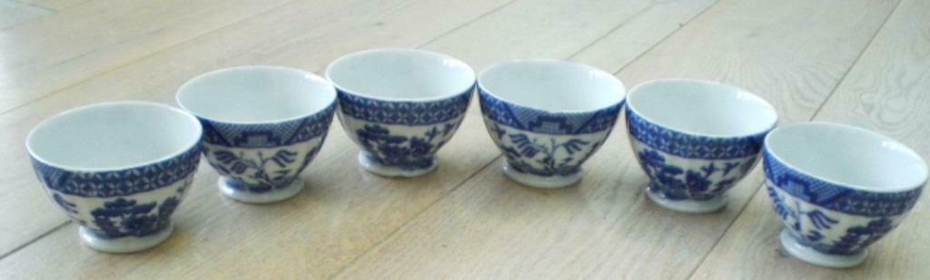 6 tasses à thé/saké, faïence, blanc/motif bleu Ht 5.5, Maison & Meubles, Neuf, Enlèvement, Autres styles, Porcelaine