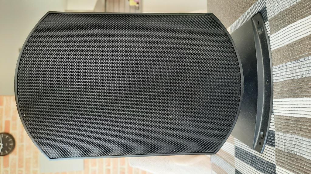 1 bowers & wilkins noir et blanc massif, 60 à 120 watts, Comme neuf, Enlèvement, Bowers & Wilkins (B&W)