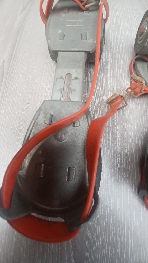 paar oude vintage metalen vastgebonden rolschaatsen, Enlèvement, Réglable, Utilisé, Enfants