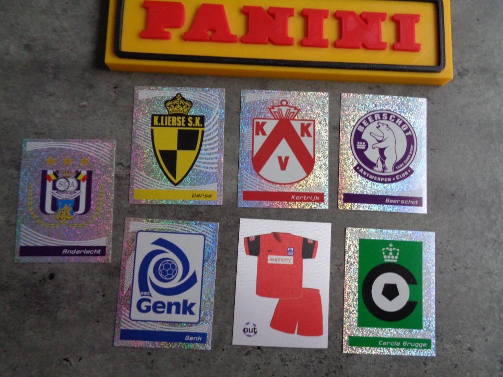 PANINI FOOTBALL 2012 STICKERS 7X BADGES TENUES  , Verzenden, Nieuw