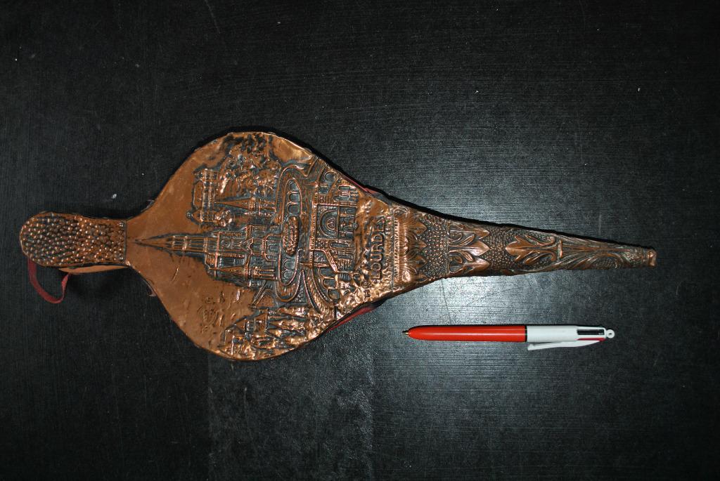 Souvenir de Lourdes soufflet (45 cm) décor en métal repoussé, Enlèvement ou Envoi