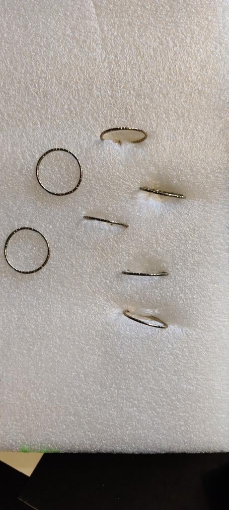 zeven goudkleurige ringen, Handtassen en Accessoires, Ringen, Overige materialen, Gebruikt, Ophalen of Verzenden, Dame