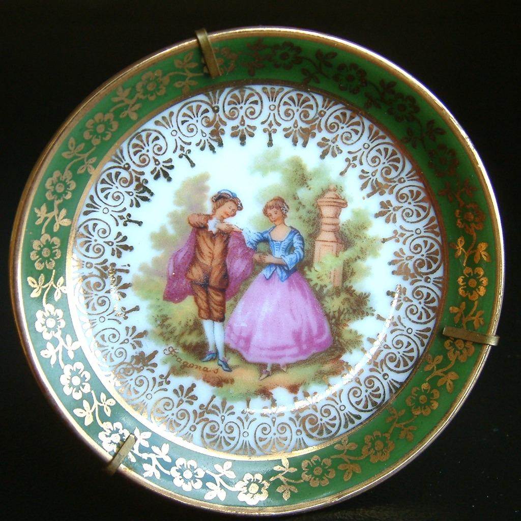 Petite assiette en Limoges (d’après Fragonard) dorée main, Enlèvement ou Envoi
