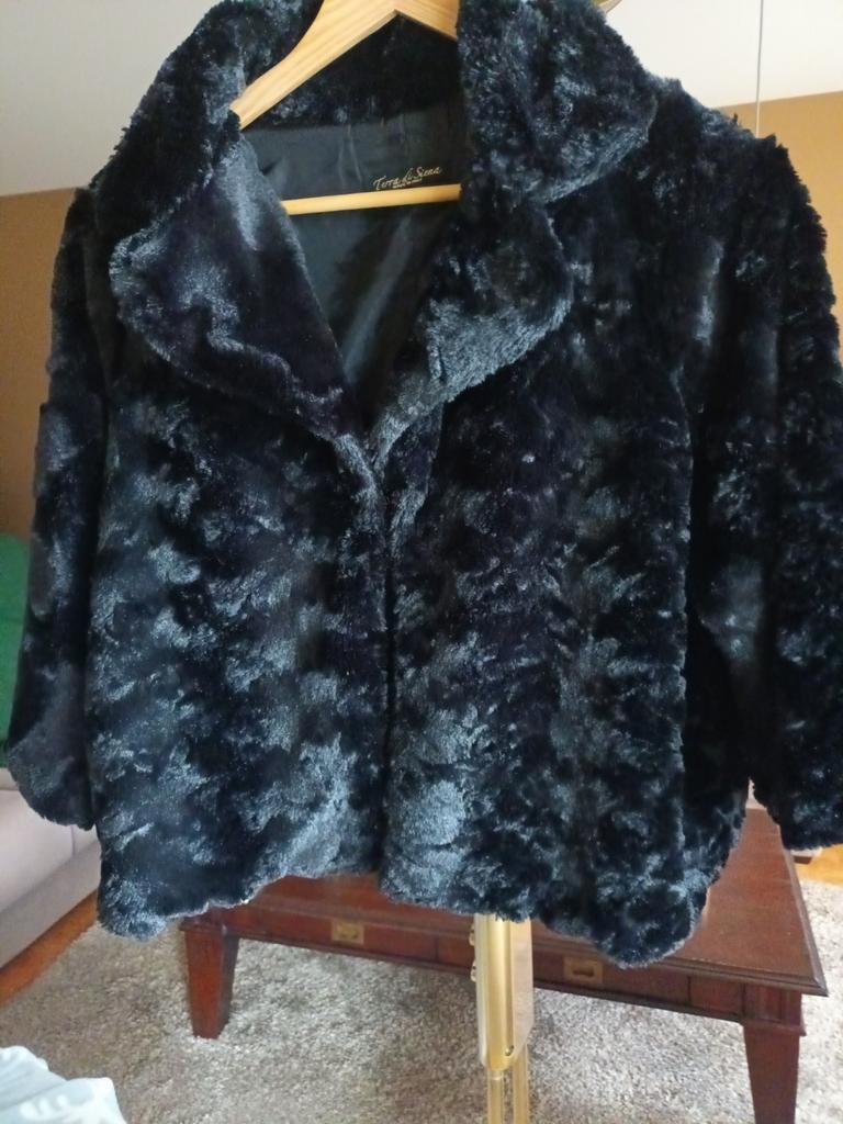 Nouvelle veste en fausse fourrure e, Enlèvement ou Envoi, Taille 42/44 (L), Noir